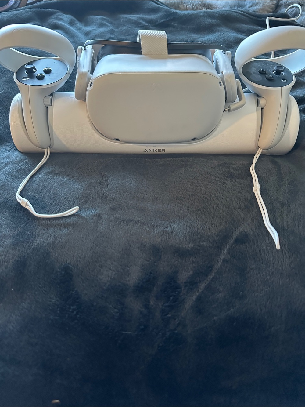 Meta quest 2 oculus Vr headset with charging station,case and off ear speakers